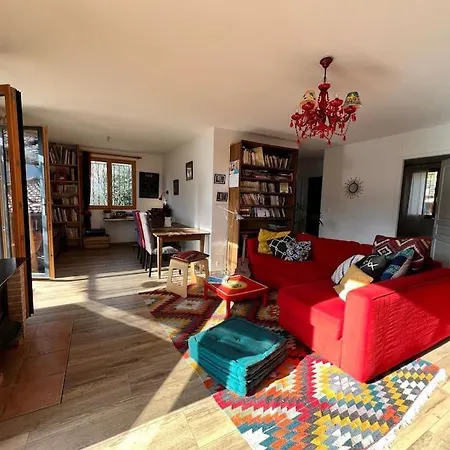 Cosy Sun-drenched Home, 5 Min Walk To