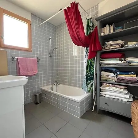 Villa Cosy Sun-drenched Home, 5 Min Walk To Les Vans